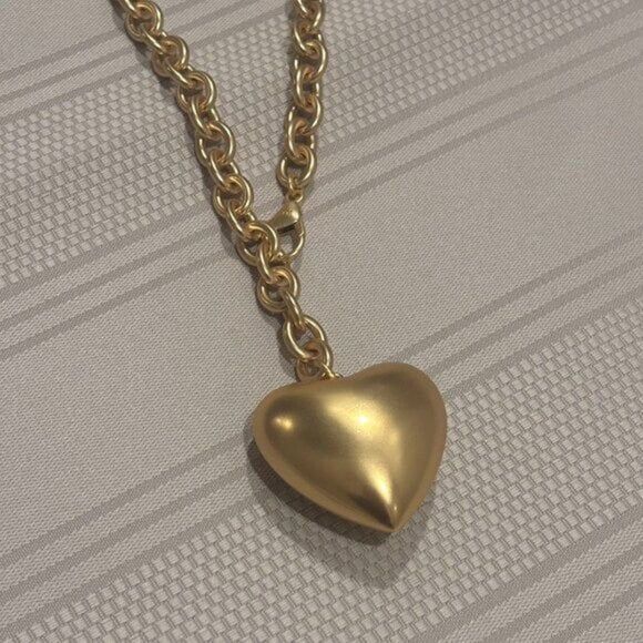 NWOT $155 Roxanne Assoulin The Puffy Heart Necklace in Gold - Picture 6 of 12